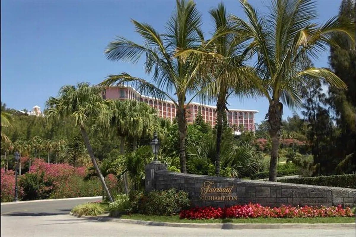 South Shore resort above a pink-sand beach in Bermuda