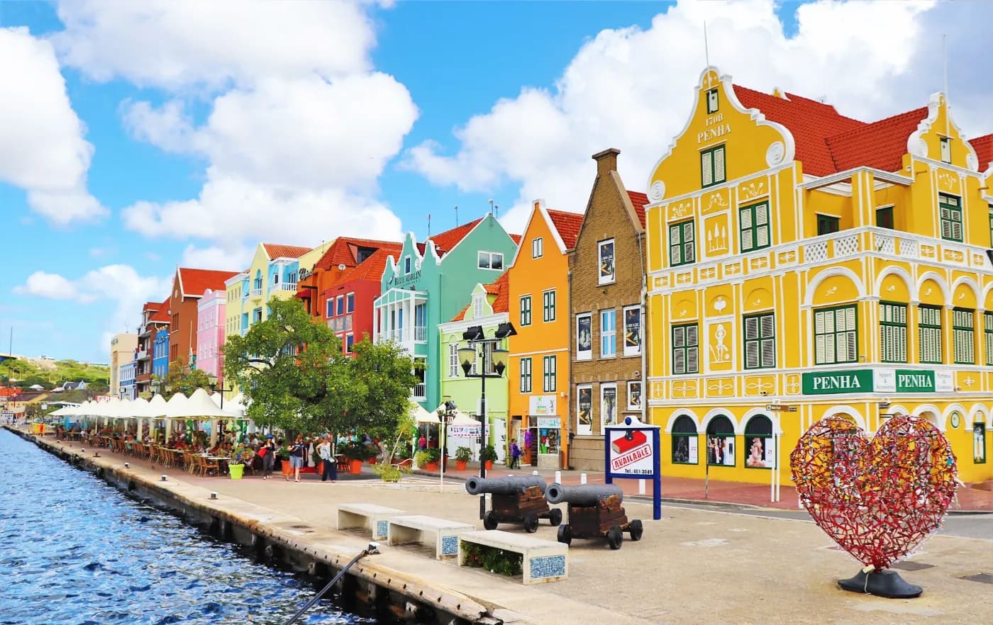 Pastel Dutch-colonial townhouses along the Handelskade waterfront in Willemstad, Curaçao