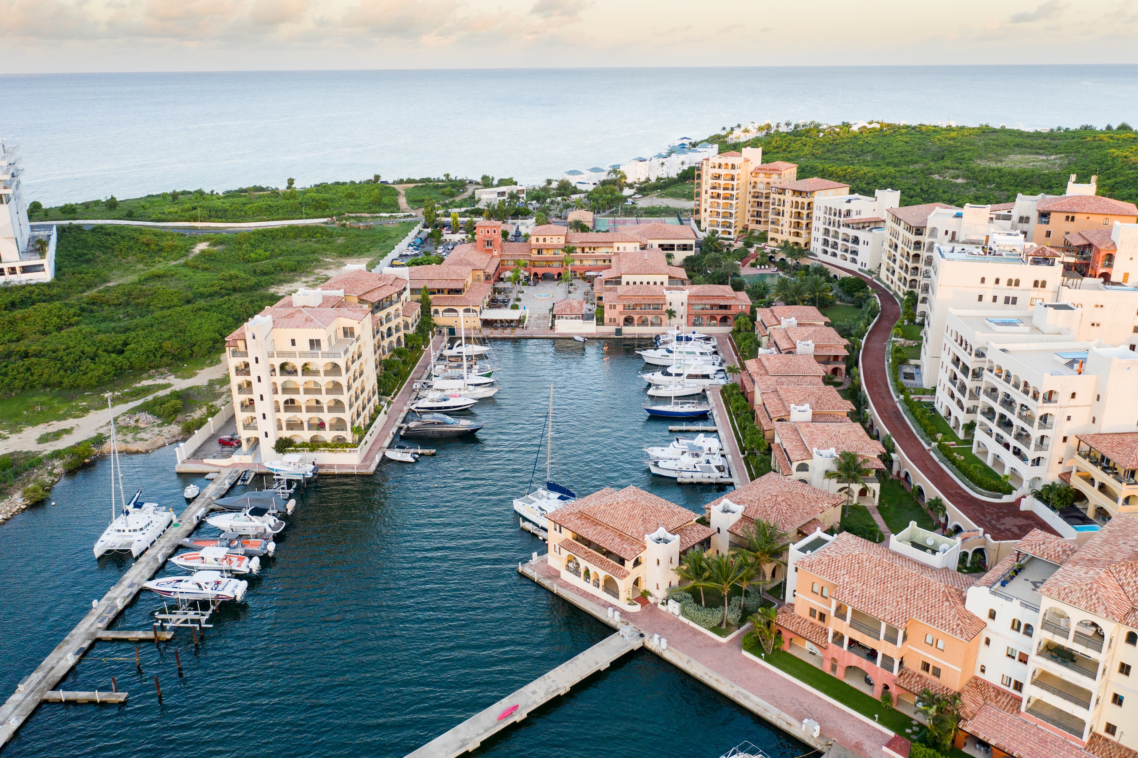 Quiet upscale resorts on the cliffs of Cupecoy